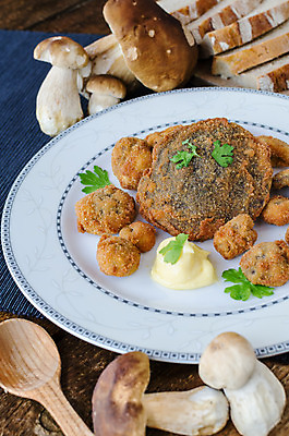 포토 JPG 해외이미지 접시 빵 사람없음 숟가락 버섯 튀김 허브 나무배경 해외202004 플레이팅 해외포토 식물 식기 음식 백그라운드 수저 상차림 파일형식 이미지허브