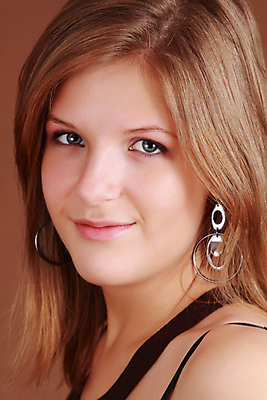 포토 JPG 해외이미지 백인 1 여자 얼굴 한명 사람 성인 금발 갈색 머리 흰색 자르기 내추럴 고립 해외202004 해외포토 서양인 헤어스타일 컬러 모션 신체부위 파일형식 이미지허브