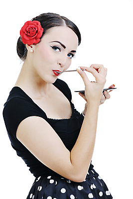 포토 JPG 해외이미지 백인 모델 응시 여자 한명 들기 사람 상반신 성인 옆모습 숟가락 화려 먹기 흰배경 복고 핀업걸 성인여자한명만 해외202004 해외포토 서양인 1 시선 뷰포인트 백그라운드 컨셉 모션 수저 흰색 여자한명만 성인여자만 파일형식 이미지허브