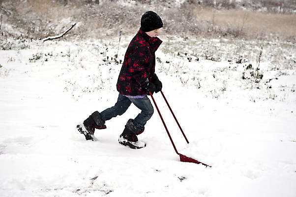 포토 JPG 해외이미지 계절 어린이 겨울 자동차 날씨 주택 손잡이 한명 냉동 얼음 장비 추위 흰색 공구 업무 작업 도움 청소 삽 노력 방법 폭설 해외202004 해외포토 자연요소 1 육상교통 컬러 컨셉 눈_날씨 사람 건물 도구 자연재해 파일형식 이미지허브