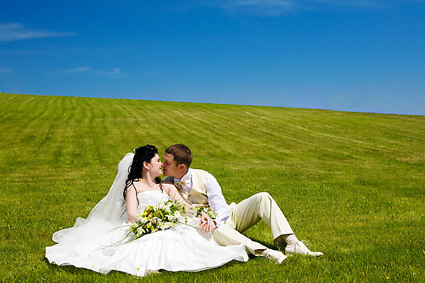 포토 JPG 해외이미지 백인 커플 응시 드레스 남자 행복 문화 꽃다발 결혼 2 가족 포옹 자연 하늘 남편 휴식 키스 함께함 사랑 사람 정장 잔디 성인 야외 두명 초록색 파란색 햇빛 태양 장미 흰색 축하 아내 가운 긍정 약혼 베일 해외202004 해외포토 자연요소 서양인 식물 시선 옷 꽃 감정 컬러 컨셉 관계 안기 이벤트 애정표현 생태계 약속 파일형식 이미지허브