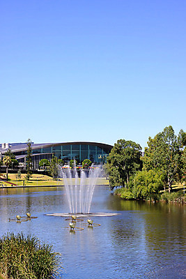 포토 JPG 해외이미지 나무 식물 종이 길 호수 조각 건축양식 창문 유리 사람없음 야외 건물 초록색 물 파란색 강 반사 걷기 보트 센터 호주 떨어짐 큼 분수 남쪽 선로 유칼립투스 잇몸 해외202004 해외포토 자연요소 건축물 건축 컬러 컨셉 신체 배_교통 모션 재질 오세아니아 크기 방향 파일형식 이미지허브