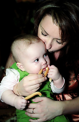 포토 JPG 해외이미지 손 딸 감정 얼굴 어린이 가족 포옹 엄마 친절 키스 함께함 표정 사랑 두명 외침 임산부 육아 아기 작음 세대 결백 돌봄 주목 천진난만 해외202004 해외포토 컨셉 관계 안기 모션 사람 신체부위 소리 임신 크기 애정표현 파일형식 이미지허브