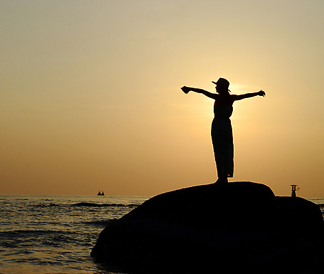 포토 JPG 해외이미지 모양 라이프스타일 손 실루엣 아시아 파도 바다 오렌지 태국 하늘 아침 서기 사람없음 태양 평화 어둠 상승 윤곽 번짐 해외202004 해외포토 주간 자연요소 나라 컨셉 과일 모션 촬영기법 생활 신체부위 파일형식 효과 이미지허브