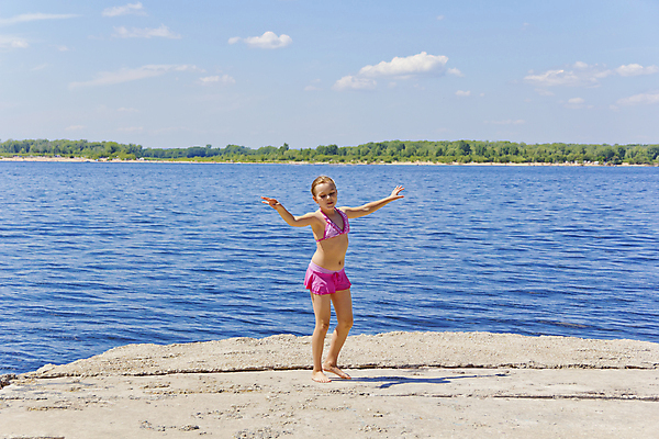 포토 JPG 해외이미지 백인 1 학생 여학생 여자 수영복 유럽 어린이 바다 분홍색 모션 놀이 한명 야외 강 금발 흰색 10 9 8 강가 7 해외202004 해외포토 서양인 헤어스타일 옷 나라 컬러 사람 숫자 파일형식 이미지허브