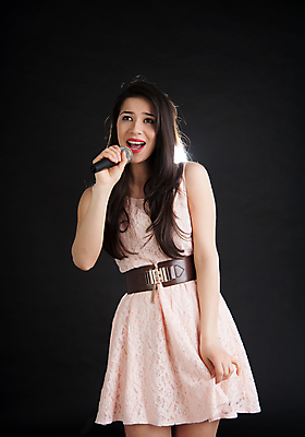 포토 JPG 해외이미지 백인 1 손 드레스 여자 행복 별 얼굴 음악 백그라운드 노래 조명 한명 사람 이벤트 성인 빨간색 파티 유행 검은색 소리 콘서트 기쁨 연주자 음악가 가수 춤 입 마이크 목소리 노래방 인기 팝 유일 해외202004 해외포토 자연요소 서양인 직업 옷 감정 컬러 음향기기 문화예술 신체부위 공연 파일형식 이미지허브