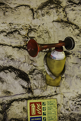 포토 JPG 해외이미지 벽 불 안전 사람없음 내부 장비 신용카드 위험 사인 예방 트럼펫 소화기 보험 소화전 명령 노즐 압력 화학물질 해외202004 해외포토 자연요소 컨셉 금융 화학 안전장비 소방 금관악기 파일형식 이미지허브