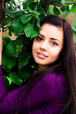 포토 JPG 해외이미지 백인 모델 1 라이프스타일 응시 여자 얼굴 잎 자연 한명 사람 성인 초록색 금발 태양 유행 활발 우아함 피부 입술 시력 사춘기 천진난만 완전 해외202004 해외포토 자연요소 서양인 식물 헤어스타일 시선 컬러 컨셉 생활 신체부위 생태계 파일형식 이미지허브