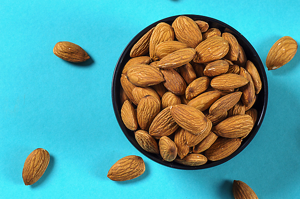 포토 JPG 해외이미지 그릇 백그라운드 다이어트 건조 사람없음 파란색 아몬드 해외202004 해외포토 식기 컬러 건강 견과류 파일형식 이미지허브