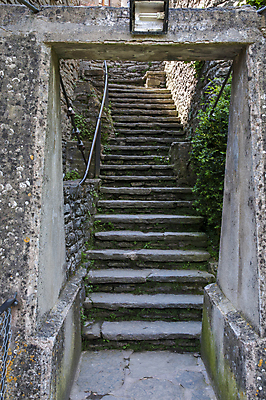 포토 JPG 해외이미지 선 벽 건축양식 창문 난간 사람없음 갈색 계단 금속 도시 복도 묘사 해외202004 해외포토 건축 컬러 재질 파일형식 이미지허브