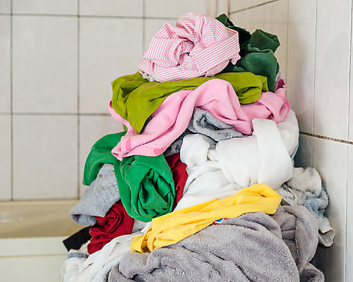 포토 JPG 해외이미지 라이프스타일 옷 컨셉 가사 가정 사람없음 가로 컬러풀 쌓기 바구니 여러개 이불 흰색 직물 면 업무 씻기 빨래 담요 가득함 흙더미 많음 해외202004 해외포토 컬러 다수 침구 모션 생활 청결 흙 작업 파일형식 더미 이미지허브