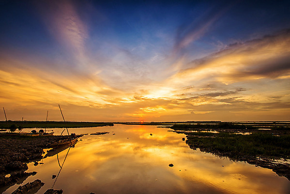 포토 JPG 해외이미지 호수 바다 여행 백그라운드 자연 낚시 항해 사람없음 야외 물 파란색 빛 태양 반사 침묵 일몰 기쁨 황금 야간 저녁 파라다이스 해외202004 해외포토 자연요소 감정 컬러 배_교통 레저 노을 소리 생태계 파일형식 이미지허브