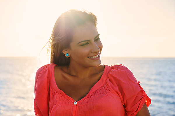 포토 JPG 해외이미지 백인 1 긴머리 응시 여자 행복 바다 휴가 휴식 한명 사람 앉기 20대 성인 야외 물 여행객 일몰 기쁨 표현 히스패닉 카피스페이스 해외202004 해외포토 자연요소 서양인 헤어스타일 시선 감정 컨셉 모션 청년 노을 공백 파일형식 이미지허브