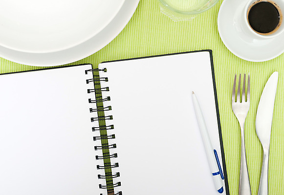 포토 JPG 해외이미지 그릇 식기 접시 커피 음식 유리 탁자 요리 사람없음 책 컵 초록색 펜 볼펜 식당 다이어리 쪽지 공책 공백 흰색 은색 메뉴 레시피 설정 카피스페이스 해외202004 해외포토 음료 컬러 가구 재질 문구용품 필기구 상점 사무용품 파일형식 이미지허브