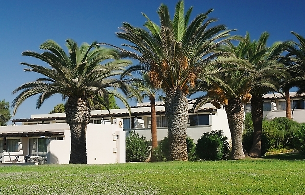 포토 JPG 해외이미지 나무 식물 외관 섬 여행 백그라운드 자연 하늘 휴가 주택 손바닥 풍경 사람없음 야외 건물 초록색 여름 파란색 햇빛 태양 맑음 흰색 지중해 시골집 장면 방갈로 해외202004 해외포토 사이프러스공화국 자연요소 건축물 손 계절 유럽 바다 컬러 숙소 날씨 생태계 파일형식 이미지허브