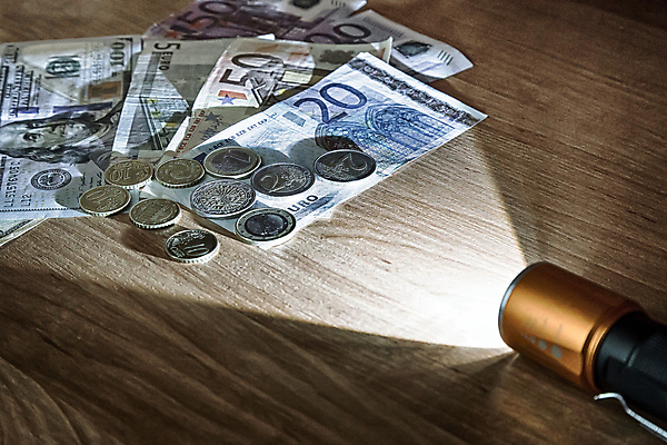 포토 JPG 해외이미지 백그라운드 컨셉 돈 탁자 추상 불꽃 조명 사람없음 금융 파란색 빛 달러 동전 검은색 쪽지 어둠 장비 흰색 공구 램프 손전등 점 야간 방향 오브젝트 검색 보안 스포트라이트 빛망울 광 해외202004 해외포토 자연요소 컬러 가구 무늬 불 안전 경제 도구 재산 파일형식 이미지허브