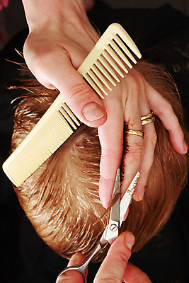 포토 JPG 해외이미지 직업 헤어스타일 손 손가락 사람없음 금발 머리카락 머리 유행 머리빗 전문직 미용실 손톱 미용사 이발 자르기 머리장식 해외202004 해외포토 모션 신체부위 장식 미용용품 뷰티샵 파일형식 이미지허브