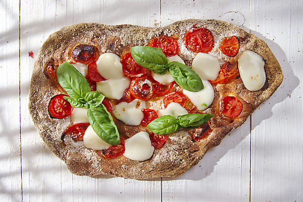 포토 JPG 해외이미지 토마토 피자 실내 그림자 사람없음 하이앵글 흰배경 바질 모짜렐라치즈 해외202004 해외포토 뷰포인트 백그라운드 채소 치즈 패스트푸드 서양음식 내부 흰색 파일형식 이미지허브