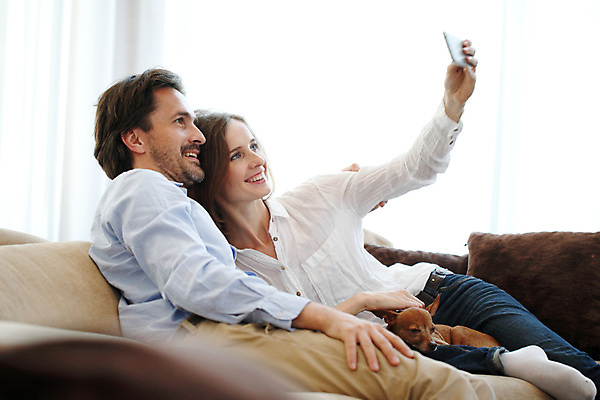 포토 JPG 해외이미지 백인 라이프스타일 커플 여자 행복 2 가족 관계 남편 모바일 아파트 주택 함께함 건강 사랑 사람 앉기 성인 내부 두명 스마트폰 잡기 아내 중앙 개 해외202004 해외포토 서양인 감정 컨셉 포유류 모션 건물 생활 핸드폰 스마트기기 파일형식 이미지허브