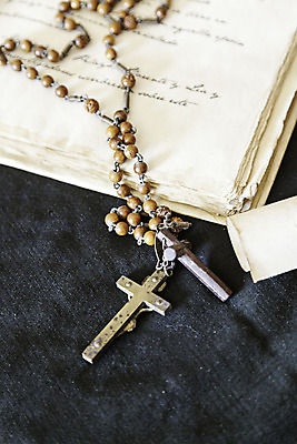 포토 JPG 해외이미지 전통 기독교 종교 종이 십자가 목걸이 사람없음 목재 책 빨간색 독서 갈색 교회 성경 천주교 수확 골동품 덮개 기도 예수 영혼 황금 닫기 작음 가죽 심볼 오브젝트 사인 복고 심플 신성 신앙심 옛날 팬던트 해외202004 해외포토 나무 컬러 농업 재료 장신구 종교용품 종교건축 모션 건물 뚜껑 신_종교 크기 파일형식 이미지허브