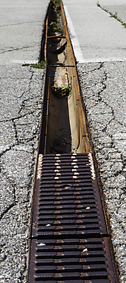 포토 JPG 해외이미지 사람 사람없음 물 금속 덮개 위험 아스팔트 사건 철 배수구 해외202004 해외포토 자연요소 도로 컨셉 재질 뚜껑 파일형식 이미지허브