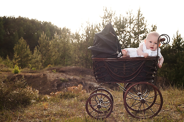 포토 JPG 해외이미지 주간 전신 백인 한명 미소 야외 옆모습 육아 아기 복고 유모차 해외202004 해외포토 자연요소 서양인 1 뷰포인트 표정 사람 아기용품 파일형식 이미지허브