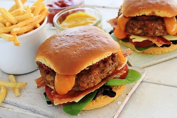 포토 JPG 해외이미지 패스트푸드 실내 사람없음 두개 감자튀김 햄버거 마요네즈 나무배경 해외202004 해외포토 백그라운드 2 감자 내부 튀김 소스_음식 인스턴트 파일형식 이미지허브