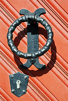 포토 JPG 해외이미지 전통 디자인 건축양식 주택 손잡이 사람없음 건물 목재 장식 빨간색 세로 햇빛 문 금속 검은색 줄무늬 골동품 반지 원형 중세 클래식 철 묘사 잠금 보안 대문 문고리 옛날 철강 스타일 해외202004 해외포토 도형 나무 건축물 건축 컬러 컨셉 무늬 재료 장신구 재질 안전 태양 역사 파일형식 이미지허브