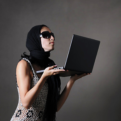 포토 JPG 해외이미지 응시 여자 회색배경 한명 들기 사람 상반신 성인 노트북 선글라스 엿보기 복고 성인여자한명만 해외202004 해외포토 1 시선 안경 백그라운드 모션 전자제품 회색 여자한명만 성인여자만 파일형식 이미지허브