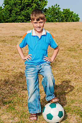포토 JPG 해외이미지 남자 감정 어린이 스포츠 포즈 밭 공 놀이 하늘 한명 야외 축구 힘 경기장 최고 결심 집중 준비 근육질 각도 노력 조준 염원 플레이어 해외202004 해외포토 1 컨셉 농업 스포츠시설 근육 사람 구기 몸매 파일형식 이미지허브