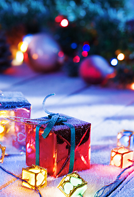 포토 JPG 해외이미지 전통 행복 조각 크리스마스 겨울 휴가 새로움 새해 기념 선물 이벤트 사람없음 장식 빛 상자 산타클로스 축제 놀람 덮개 축하 인사 소나무 날짜 황금 야간 12월 연도 오브젝트 서리 마법 노엘 포장소품 2017년 클라우스 해외202004 해외포토 자연요소 나무 계절 기념일 감정 컨셉 포장 표정 뚜껑 예절 포장재료 파일형식 이미지허브