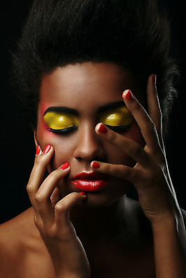 포토 JPG 해외이미지 모델 직업 헤어스타일 여자 얼굴 백그라운드 한명 사람 성인 빨간색 빛 노란색 유행 검은색 어둠 젖음 신선 화려 고급 매끈함 이발 피부 입술 립글로스 광택 공상 아이섀도 강렬 거짓 완벽 의료성형뷰티 스타일 해외202004 해외포토 1 컬러 컨셉 신체부위 화장품 감각 파일형식 이미지허브