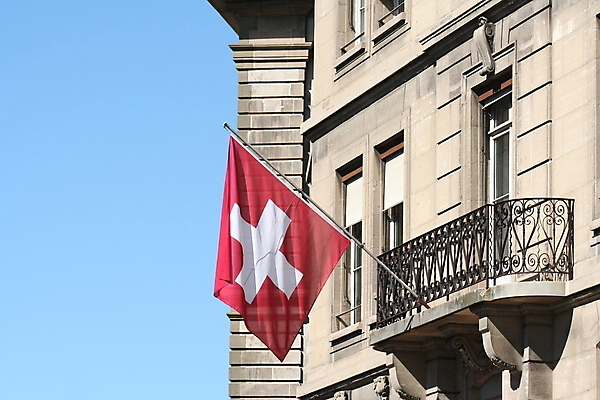 포토 JPG 해외이미지 외관 여행 건축양식 거리 사람없음 야외 건물 깃발 직물 땅 심볼 스위스 오브젝트 사인 해외202004 해외포토 건축물 건축 유럽 파일형식 이미지허브