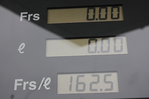 포토 JPG 해외이미지 백그라운드 교통시설 자동차 하늘 들기 사람없음 경제 달러 흰색 역 휘발유 가격 플러스 사인 상승 오르기 연료 가스 문제 펌프 기르기 넘어짐 규칙적 해외202004 해외포토 기호 육상교통 컬러 교통 컨셉 돈 모션 석유 시설 돌봄 파일형식 이미지허브