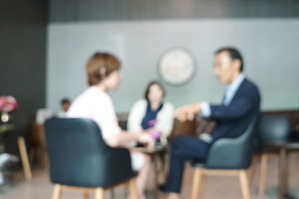 포토 JPG 해외이미지 직업 백그라운드 비즈니스 회의 대화 사람 사람없음 사무실 업무 작업 비즈니스맨 그룹 소프트포커스 토론 종업원 블러 해외202004 해외포토 남자 촬영기법 말하기 직장인 파일형식 이미지허브