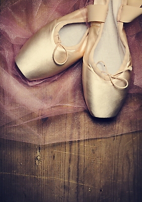 포토 JPG 해외이미지 사람없음 빈티지 복고 나무바닥 토슈즈 해외202004 해외포토 신발 컨셉 바닥 파일형식 이미지허브