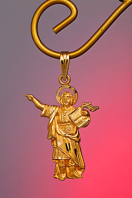 포토 JPG 해외이미지 모양 목걸이 사람없음 장식 빛 금속 황금 고급 우아함 보석 오브젝트 팬던트 스타일 해외202004 해외포토 컨셉 장신구 재질 광석 파일형식 이미지허브