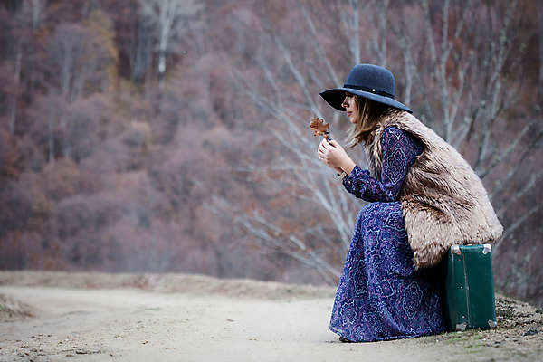 포토 JPG 해외이미지 전신 라이프스타일 여자 여행 낙엽 한명 들기 사람 앉기 성인 야외 옆모습 여행가방 복고 길가 성인여자한명만 해외202004 해외포토 1 뷰포인트 잎 가방 모션 생활 여자한명만 성인여자만 파일형식 이미지허브