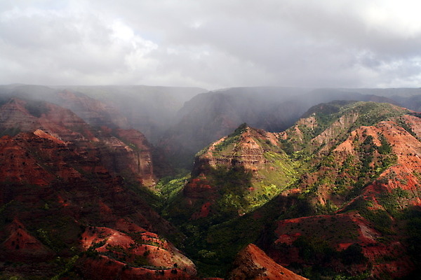포토 JPG 해외이미지 산 거리 안테나 사람없음 빨간색 초록색 골짜기 계곡 절벽 산등성이 하와이 암초 파라다이스 해외202004 해외포토 컬러 통신 자연 미국 파일형식 이미지허브