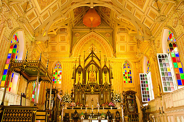 포토 JPG 해외이미지 전통 아시아 종교 문화 여행 불교 건축양식 창문 태국 유리 사랑 미술 앉기 동양인 사람없음 조각상 교회 평화 믿음 골동품 기도 사찰 화려 영혼 역사 황금 큼 명상 대리석 신성 스테인드글라스 동쪽 숭배 스타일 해외202004 해외포토 건축 감정 나라 컨셉 재료 종교건축 모션 재질 문화예술 인종 건물 조형물 크기 방향 파일형식 이미지허브