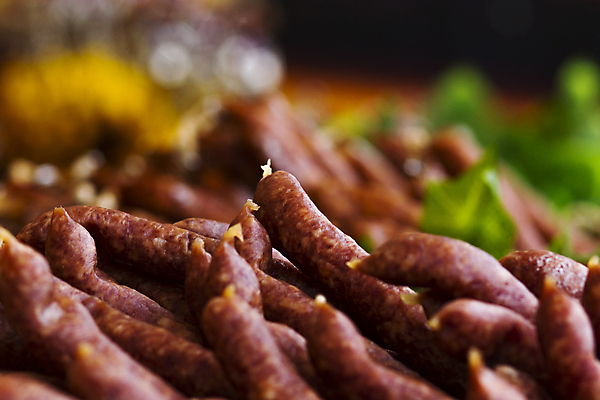 포토 JPG 해외이미지 음식 재료 육류 돼지고기 사람없음 야외 빨간색 상점 시골 신선 소시지 수집 이탈리아문화 날것 살라미 정물화 페퍼로니 핸드메이드 해외202004 해외포토 컬러 식재료 가공식품 그림 유럽문화 파일형식 이미지허브