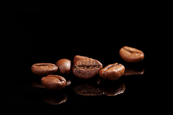 포토 JPG 해외이미지 스튜디오촬영 커피 백그라운드 콩 요리 사람없음 갈색 검은색 어둠 카페 에너지 맛 낟알 굽기 묘사 오브젝트 상승 아로마 향 내추럴 고립 아랍어 양조 카페인 해외202004 해외포토 음료 컬러 컨셉 곡류 실내 상점 구이 파일형식 이미지허브