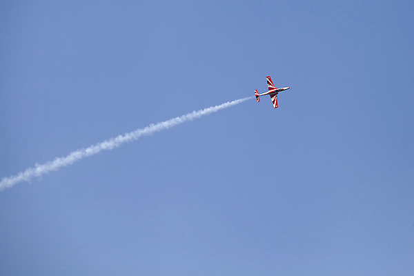 포토 JPG 해외이미지 주간 구름 하늘 비행기 사람없음 야외 파란색 연기 제트기 에어쇼 비행운 해외202004 해외포토 자연요소 컬러 항공교통 대중교통 쇼 파일형식 구름_자연 이미지허브