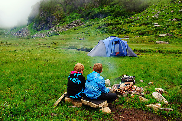 포토 JPG 해외이미지 어린이 2 휴가 산 텐트 앉기 소년 사람없음 캠핑 하이킹 안개 그릴 모닥불 리빙 해외202004 해외포토 남자 모션 주방용품 불 레저 날씨 캠핑도구 사람 파일형식 이미지허브