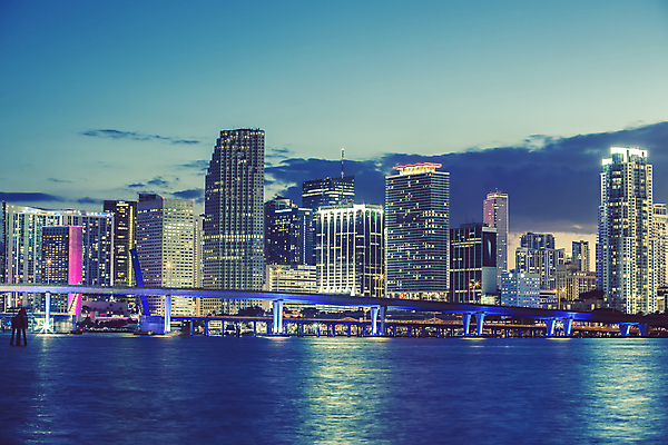 포토 JPG 해외이미지 구름 바다 여행 비즈니스 건축양식 하늘 부동산 전등 파노라마 사람없음 건물 가로 물 관광지 도시풍경 컬러풀 일출 고층빌딩 미국 일몰 도시 만 도심 야간 스카이라인 빛망울 랜드마크 마이애미 이국적 플로리다 해외202004 해외포토 자연요소 건축물 건축 컬러 북아메리카 조명 촬영기법 풍경 빌딩 빛 노을 재산 파일형식 이미지허브