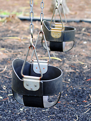 포토 JPG 해외이미지 공원 자연 놀이 휴식 사람없음 야외 맑음 활발 쇠사슬 그네 해외202004 해외포토 공공시설 컨셉 날씨 생태계 파일형식 이미지허브