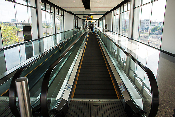 포토 JPG 해외이미지 난간 모션 출입구 거리 사람없음 내부 건물 우주 금속 기계 복도 편안함 오브젝트 사인 멀리 일반 철강 컨베어밸트 터미널 해외202004 해외포토 건축물 재질 감각 파일형식 이미지허브