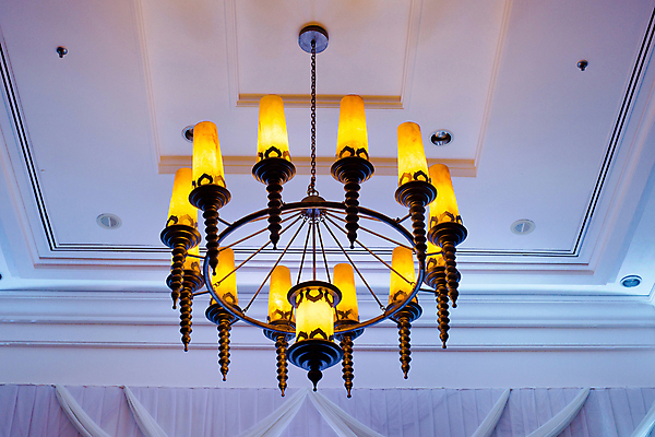 포토 JPG 해외이미지 디자인 가구 백그라운드 전구 목걸이 건축양식 유리 조명 매달리기 미술 사람없음 내부 장식 빛 반짝임 유행 금속 식당 검은색 어둠 에너지 수확 골동품 흰색 램프 투명 화려 황금 클래식 고급 크리스탈 보석 천장 복고 샹들리에 거인 야광 빛망울 고립 빅토리아 해외202004 해외포토 건축 컬러 생활용품 컨셉 농업 장신구 모션 재질 문화예술 상점 광석 파일형식 이미지허브