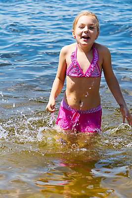 포토 JPG 해외이미지 백인 1 학생 여학생 여자 수영복 유럽 어린이 파도 바다 분홍색 모션 한명 야외 물 여름 강 금발 흰색 8 6 7 해외202004 해외포토 자연요소 서양인 헤어스타일 옷 계절 나라 컬러 사람 숫자 파일형식 이미지허브