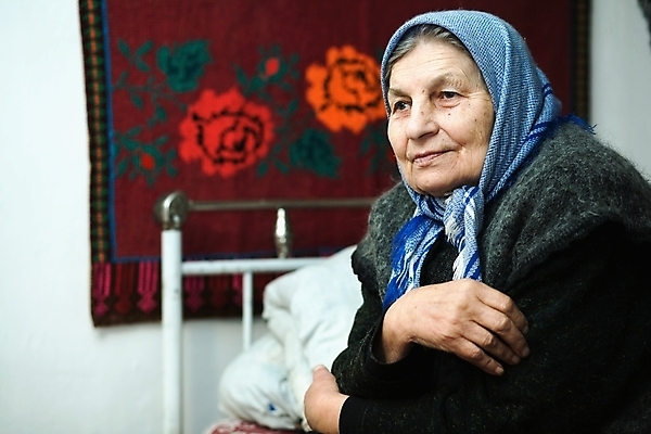 포토 JPG 해외이미지 백인 여자 할머니 얼굴 엄마 한명 사람 성인 희망 회색 표현 은퇴 돌봄 옛날 진짜 노화 해외202004 해외포토 서양인 1 노년 감정 컬러 컨셉 가족 모션 신체부위 파일형식 이미지허브